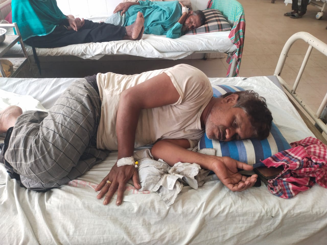সরিষাবাড়ীতে ঘরের চালে ইট–পাটকেল নিক্ষেপের প্রতিবাদে সংঘর্ষ, আহত ৮