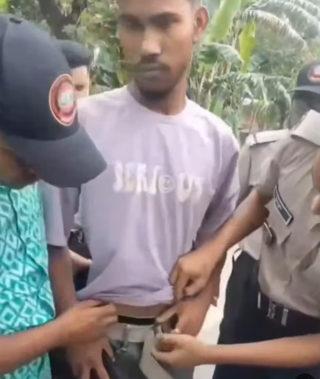 লালমনিরহাটের দুরাকুটিতে ৯৮০ পিস ইয়াবাসহ যুবক গ্রেপ্তার