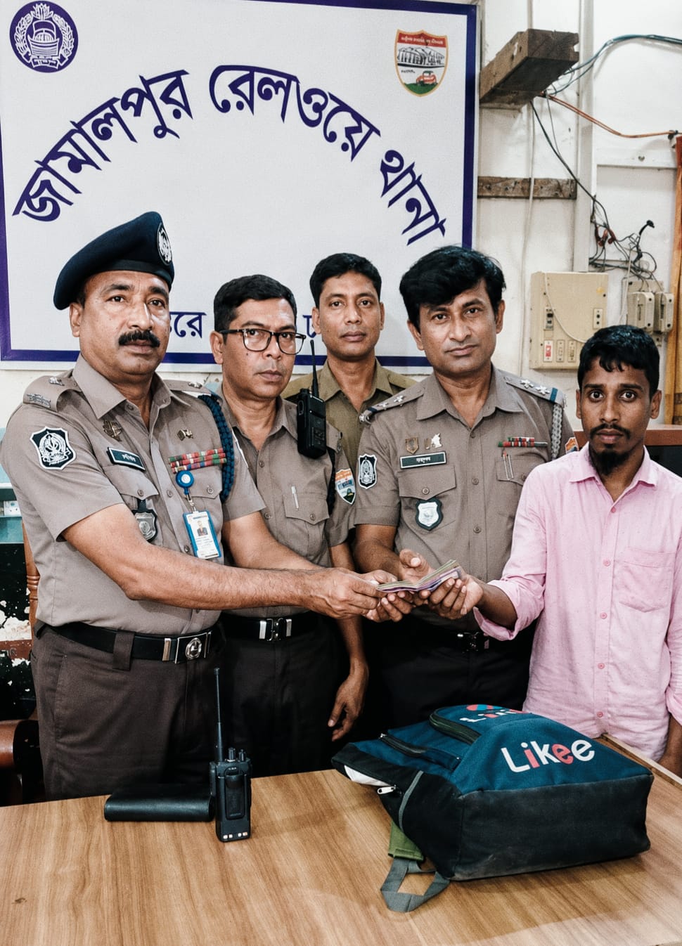 জামালপুর কমিউটার ট্রেনে হারানো ৩৫ হাজার টাকাসহ ব্যাগ উদ্ধার, শ্রমিকের মুখে হাসি ফেরালো রেলওয়ে পুলিশ