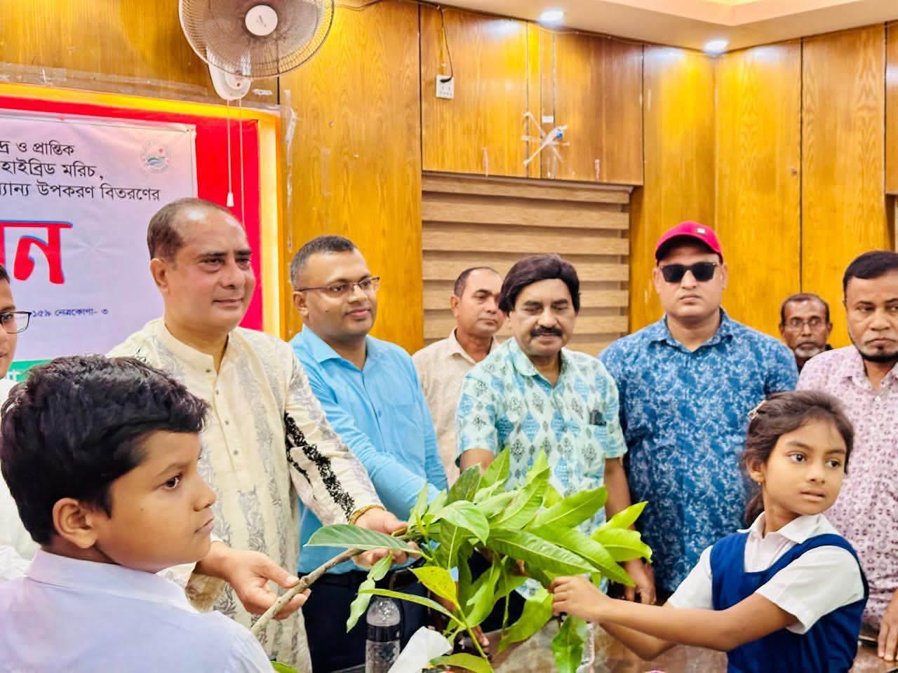 কেন্দুয়ায় ক্ষুদ্র ও প্রান্তিক কৃষকদের মাঝে বিনামূল্যে কৃষি উপকরণ বিতরণ।