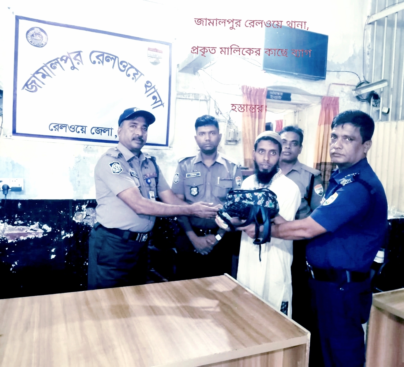 তিস্তা এক্সপ্রেসে ফেলে যাওয়া ব্যাগ উদ্ধার, প্রকৃত মালিকের কাছে হস্তান্তর করল জামালপুর রেলওয়ে থানা পুলিশ।