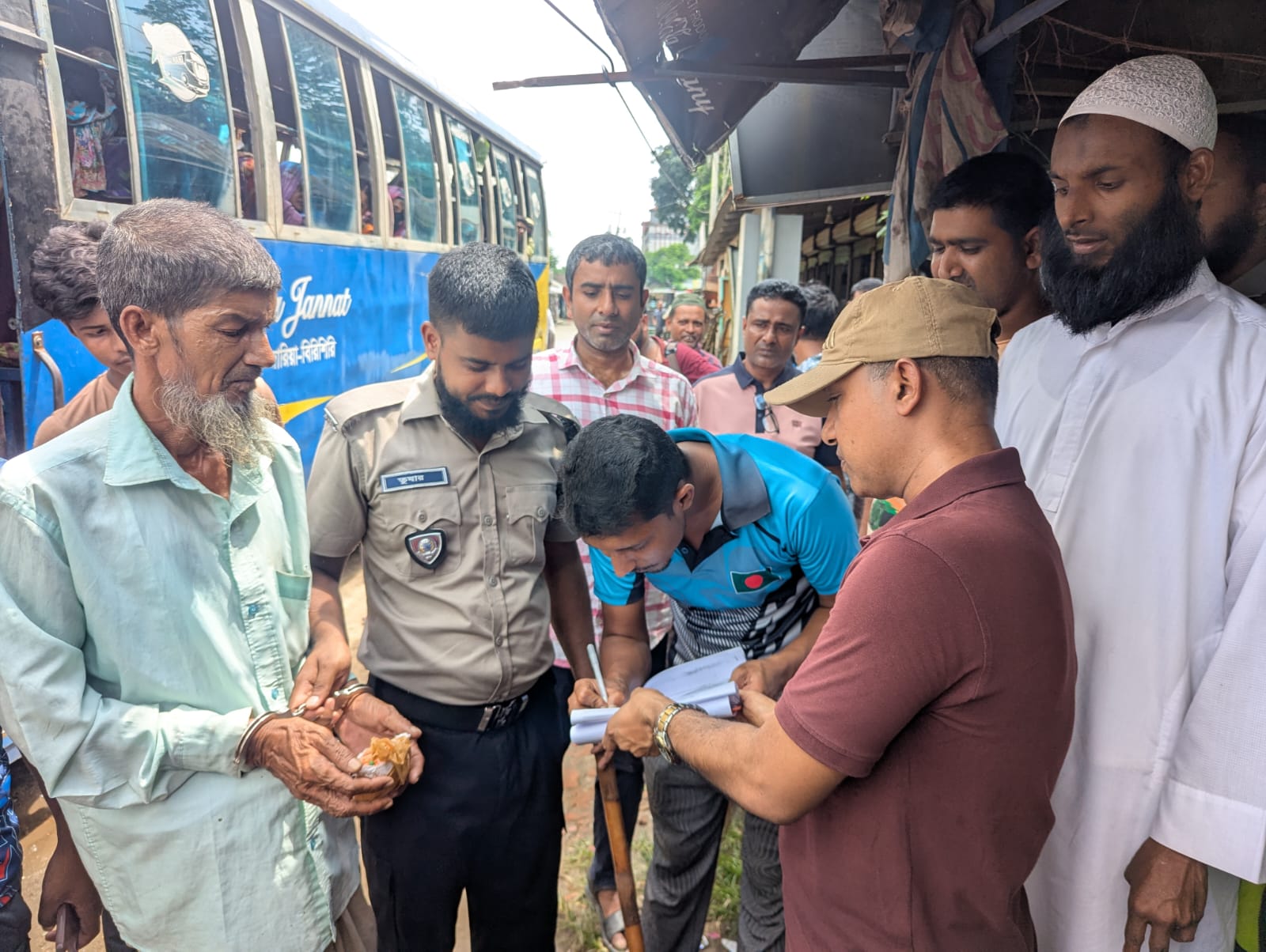 ৯০৫ পিস ইয়াবাসহ নেত্রকোণায় একজন আটক: মাদকদ্রব্য নিয়ন্ত্রণ অধিদপ্তরের অভিযান।