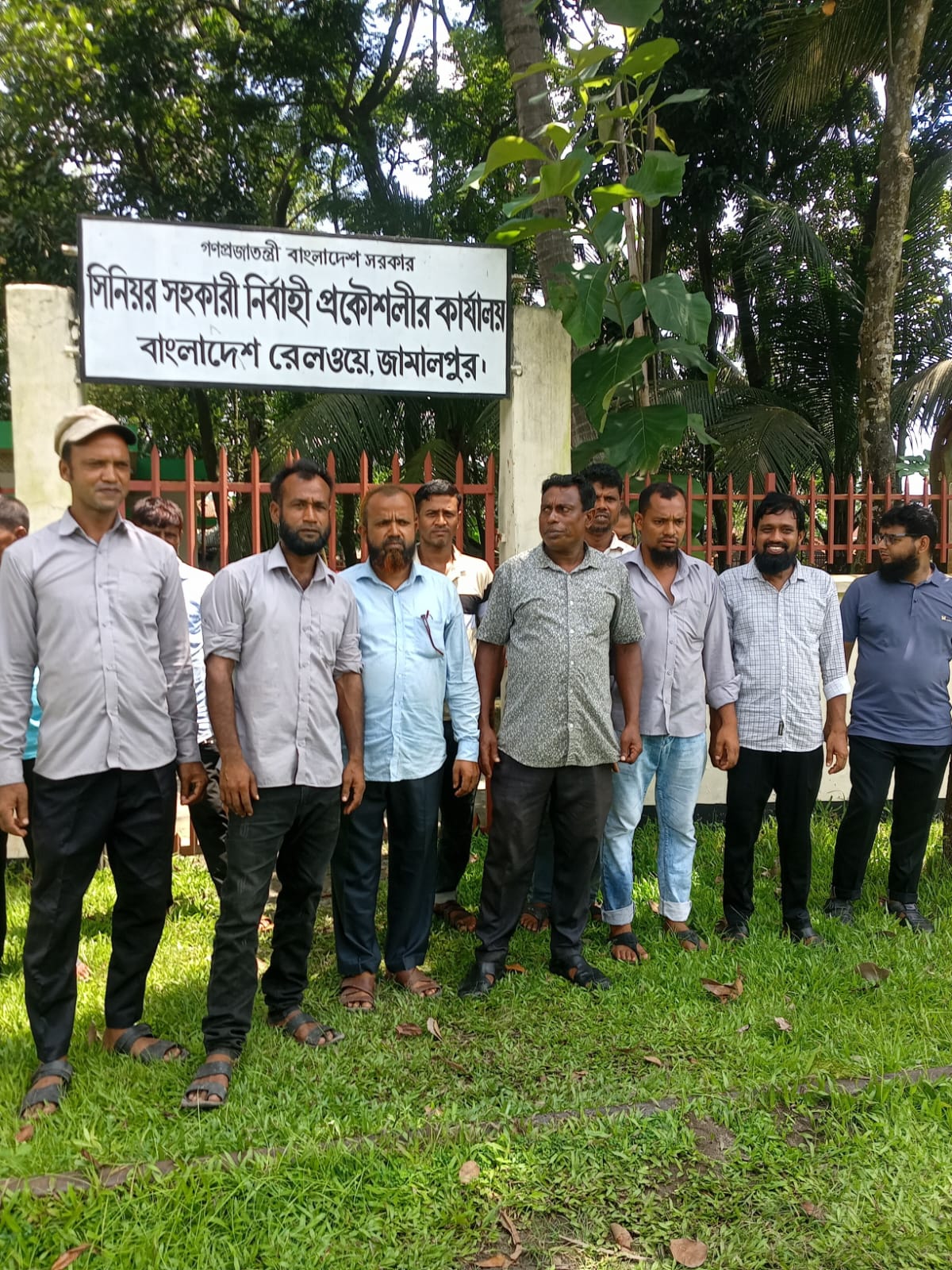 স্থায়ী পদায়নের দাবিতে জামালপুরে রেলওয়ের ১৬ ভারপ্রাপ্ত মেইটের স্মারকলিপি।