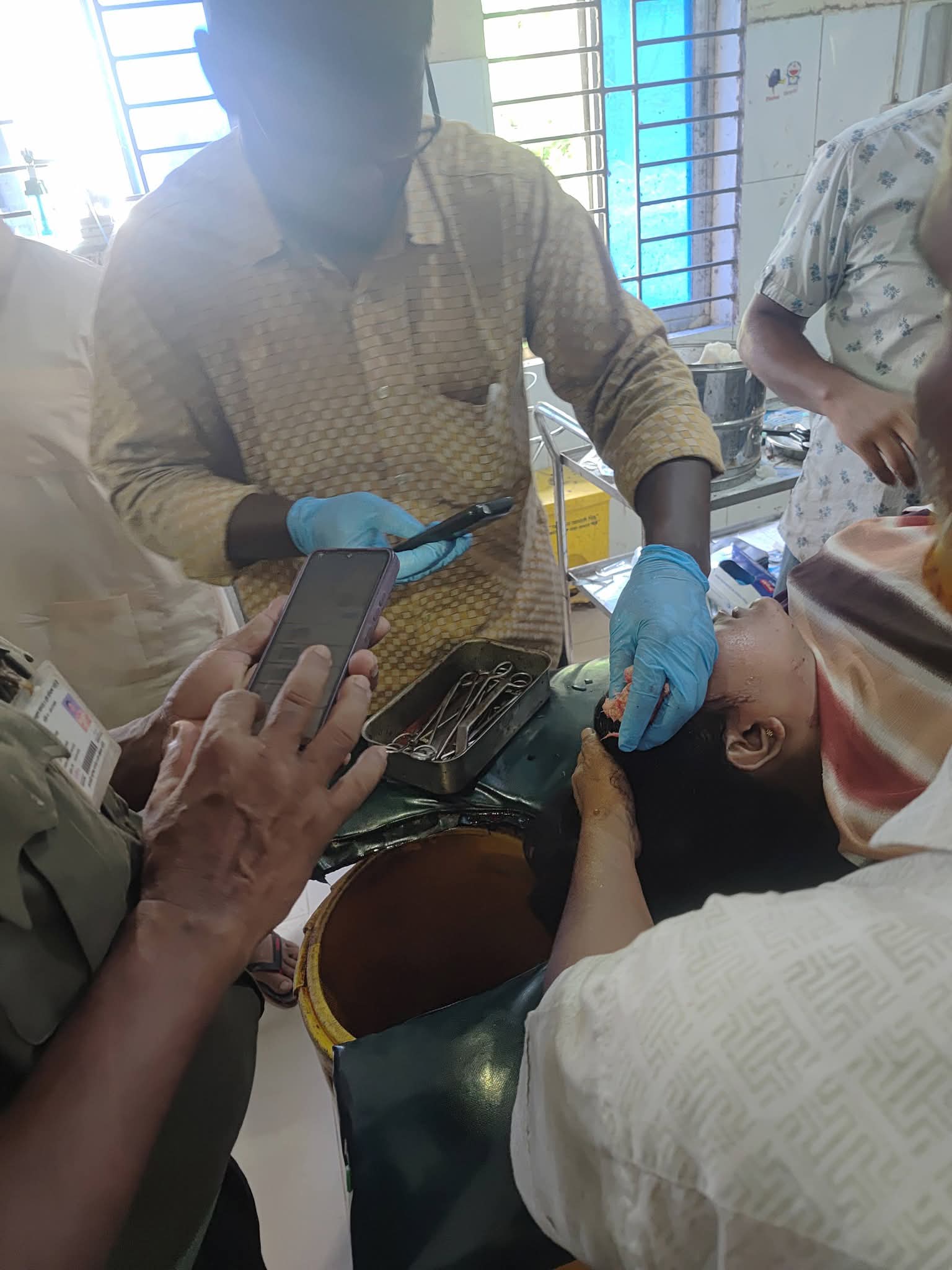 ভূরুঙ্গামারীতে দুই অটোরিকশার মুখোমুখি সংঘর্ষ: ৩ শিক্ষিকা ও ২ চালক আহত।