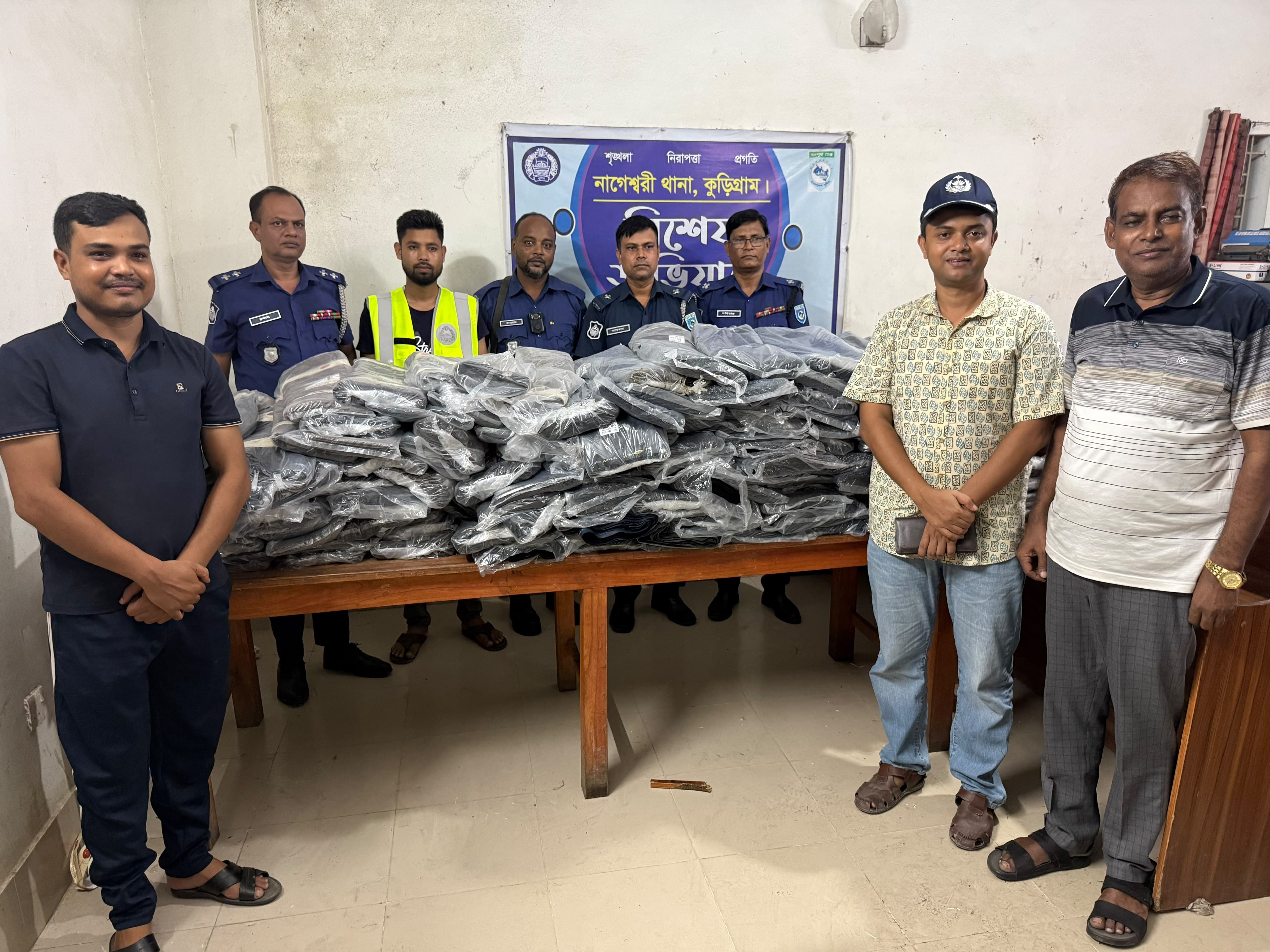 নাগেশ্বরীতে পুলিশের বিশেষ অভিযানে ২৫ লাখ টাকার ভারতীয় চোরাই কাপড় জব্দ, মামলা দায়ের