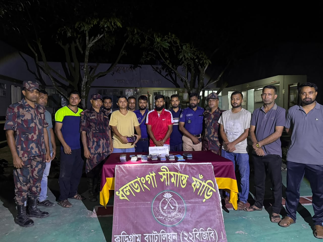 ভূরুঙ্গামারীতে পুলিশ, বিজিবির যৌথ অভিযানে ১৩ লাখ টাকার ভারতীয় চোরাই মোবাইল জব্দ।