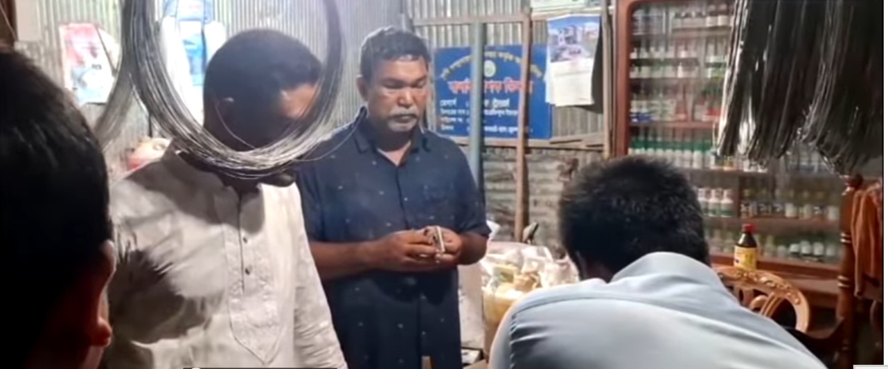 ভূরুঙ্গামারীতে অবৈধ সার মজুদ: ২ ব্যবসায়ীকে ৪ লাখ ৫ হাজার টাকা জরিমানা।