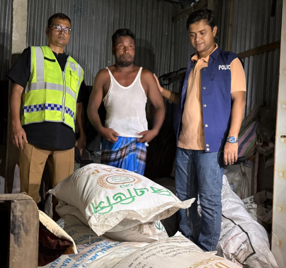 ভুরুঙ্গামারীতে পুলিশ ও উপজেলা প্রশাসনের যৌথ অভিযানে অবৈধভাবে মজুদ করা বিপুল পরিমাণ সার উদ্ধার* 
