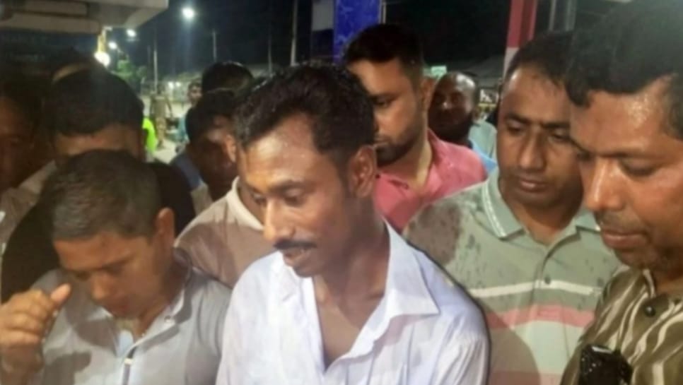 ভূরুঙ্গামারী সোনাহাটে মৃত গরু জবাই করায় কসাইয়ের জরিমান ১১ হাজার টাকা।