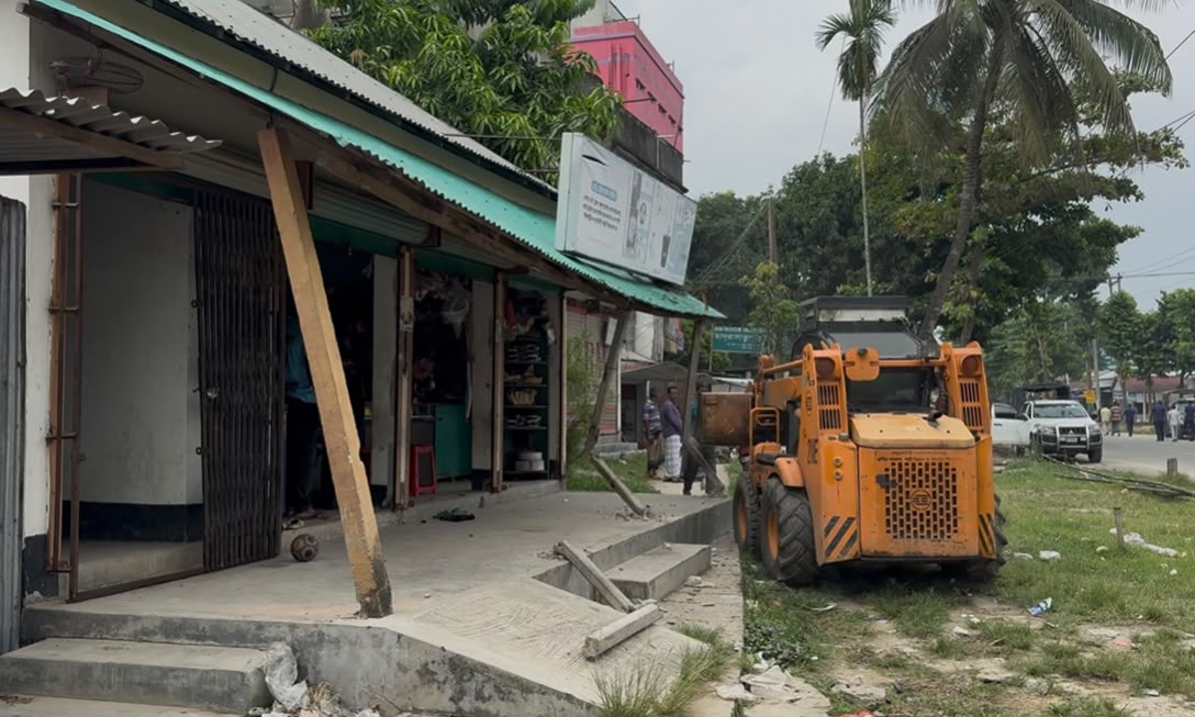 ধনবাড়ীতে অবৈধ ফুটপাত দখলমুক্ত করতে প্রশাসনের উচ্ছেদ অভিযান