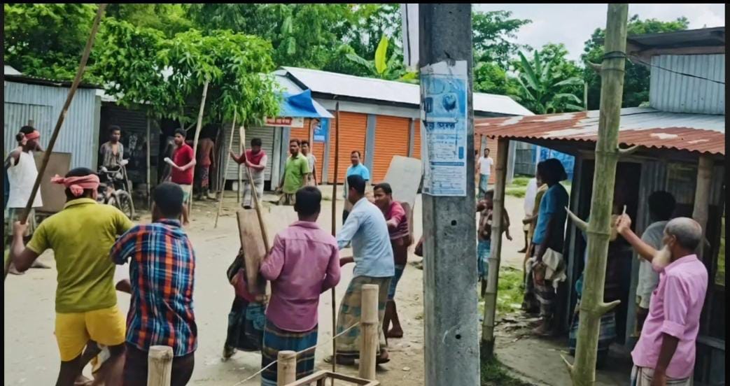 জমিতে টয়লেটের ময়লা ও পানি যাওয়াকে কেন্দ্র করে কেন্দুয়ায় দুই পক্ষের সংঘর্ষ, আহত ৫।