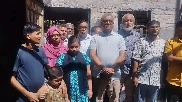 বারহাট্রায় আগুনে পোড়া মন্টুর বাড়ি পরিদর্শন করলেন নেত্রকোনা ২ আসনের এমপি