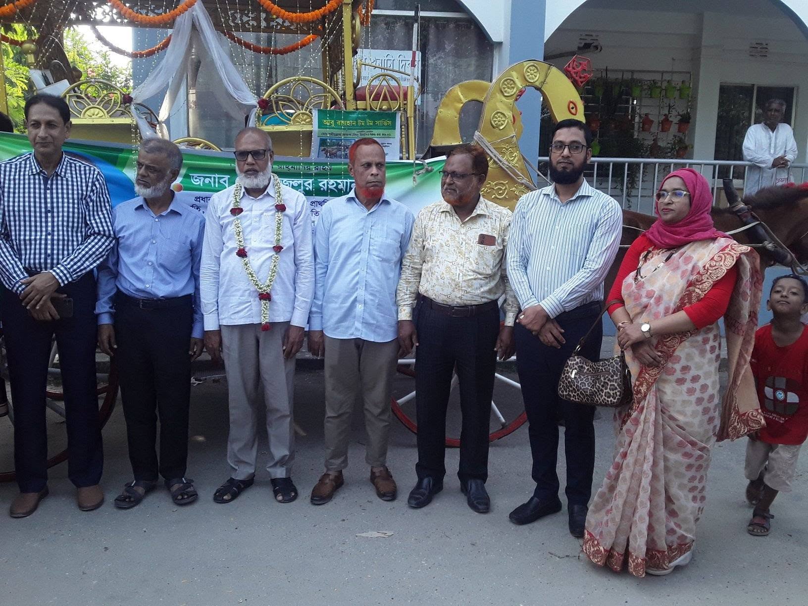 ধনবাড়ীতে ভালোবাসায় সিক্ত এক ব্যতিক্রমী বিদায় সংবর্ধনা/টমটমে চড়ে বিদায় নিলেন প্রধান শিক্ষক ফজলুর রহমান