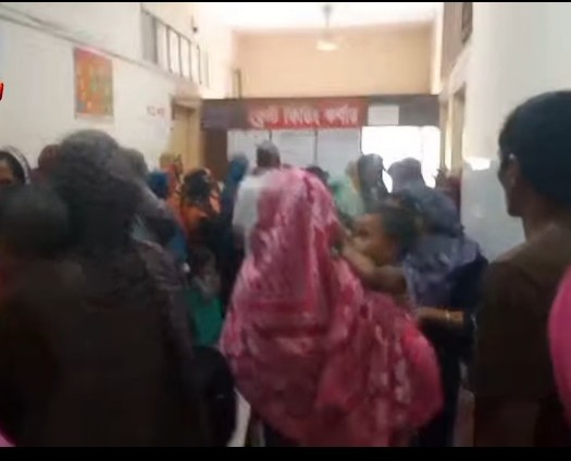 মাগুরা মোহাম্মদপুর উপজেলা স্বাস্থ্য কমপ্লেক্স রোগীর চাপ, সীমিত চিকিৎসক দিয়ে সেবা দিতে হিমশিম খাচ্ছে। 
